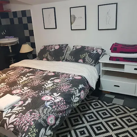 Katata Spacious House Floor With Terraces, 3 Bedrooms, Parking,wi-fi Apartment Podgorica