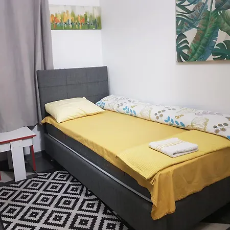 Katata Spacious House Floor With Terraces, 3 Bedrooms, Parking,wi-fi Appartement Podgorica